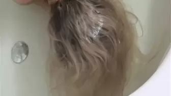 Diving and washing your head in a round bathroom b