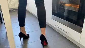 COOKING IN HIGH HEELS SEXY LONG LEGS - MP4 Mobile Version