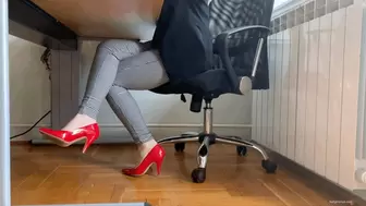 LAWYER TOE TAPPING IN HIGH HEELS IN FRONT OF JUDGE OFFICE - MP4 HD