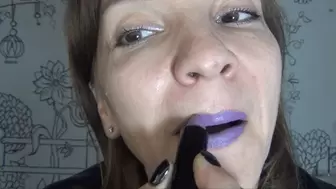 Passion and attraction of the sensual violet lipstick (T)