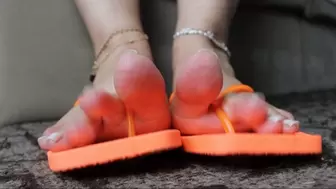 Dolce Amaran winggling toes wearing orange flip flops for MOBILE devices - BBW - TOES WIGGLING - FLIP FLOPS - GROUND POV