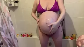 MastersLBS- playing with and oiling my huge pregnant belly for you