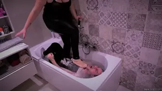 Arianna vs Stefano: la vasca - Arianna vs Stefano: the tub (Bbw domination; Bathtub fetish)