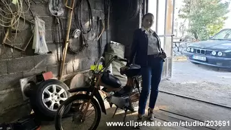 17 - Kata revving moped