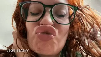 sweet girlfriend seduces you with pouty lips and lots of kisses - HD - wmv