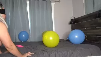 Pregnant and naked pops balloons in bed