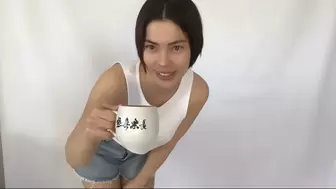 Lea Coco is farting in a cup!