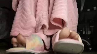 Giantess unaware in pink flurry robe Sexy Slippers dipping Shoeplay Toe Wiggling Spycam on slippers avi