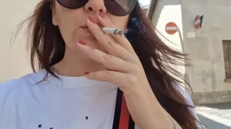 Smoking in a public place in Italy 4K