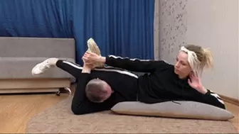 Masseuse is so sexy keeping client's head between legs, vf1954x 1080p