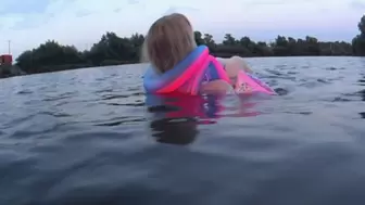 Alla swims on the lake and wears a pink inflatable vest and anime armbands!!!