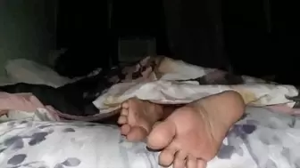 Sleepy Soles Milf in pjs gets under her comforter with her cool ac running she settles in for a 1 hr nap with her sexy soles in view foot fetish voyerism cam mkv
