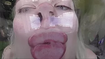 THE FACE STUCK TO THE GLASS LICKS WITH ITS TONGUE!AVI