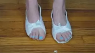 Rapid Foot Growth from Magic Slippers that are suppose to fix Deanna's Sore Feet! Slippers Destroyed by Foot Growth WMV 720