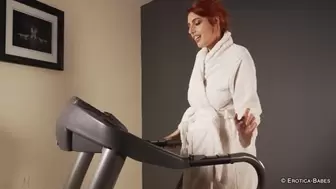Ellie Roe from below on a treadmill