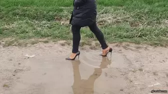 My shoes are too big_ I lose my Louboutin High Heels in the mud HD mp4 1920x1080