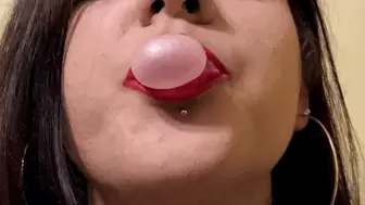 Watch sexy Tamara' s mouth chewing bubble gum