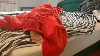 WAKING UP SLEEPY FEET PINCHING AND WIGGLING HER TOES - MP4 HD