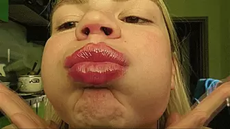 FETISH OF PINK LIPS AND BLOWING OFF BIG CHEEKS!AVI