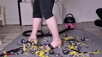 Mila - Lego crane (vacuuming)