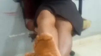 Mango Seller’s Meaty, Wrinkly, Thick Soles Crossed at Ankles in 2022