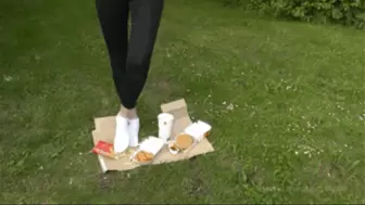 Sneaker-Girl Doro - White Socks vs Burger Menu