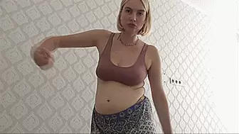 THE BLONDE IS TRYING TO GET RID OF A BIG BELLY!MOV