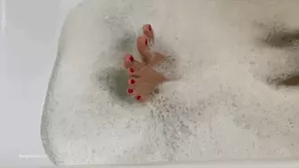 SEXY FEET AND LEGS IN A HOT TUB BUBBLE BATH - MP4 HD