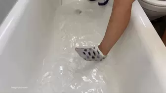 WET SOCKS IN A TUB AND WASHING MY SEXY FEET - MOV HD