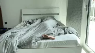 GIRL SNORING WITH DIRTY SOLES - MOV HD