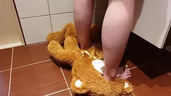 Unaware Giantess Using Teddy as a Bath Rug WMV