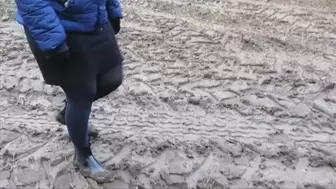 Short rubber boots and large mud