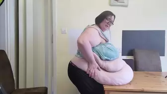 SSBBW ATTEMPTS TO WEIGH MASSIVE BELLY HANG