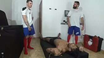 SOCCER PLAYERS DESTROYING THE COACH THORAX - BY DANIEL SANTIAGO AND TCHUCK RAYOX B - CLIP 1 IN FULL HD