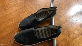 WRECKED SHOES SHOEPLAY UNDER THE DESK DIPPING SWEATY FEET IN SLIP ONS - MP4 HD