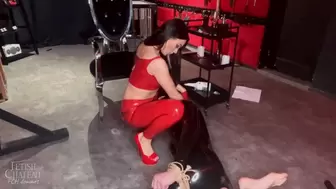 Evilwoman made hard pegging in latex on a tied toy