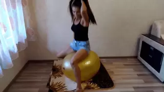 The balloon bursts with a bang under Darina's ass