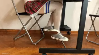 ITCHY SWEATY FEET UNDER SCHOOL DESK POSSIBLE ATHLETES FOOT - MOV Mobile Version