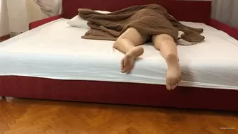 SNORING FEET AND LEGS UNDER THE BLANKET - MP4 Mobile Version