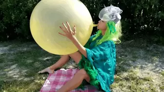 Fabulous Darina blows up a balloon with her lips