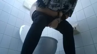 Sexy farts in the toilet of the bar 4K