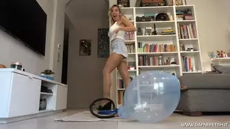 Eleonore inflates and explodes balloons with a pump (inflatables fetish)