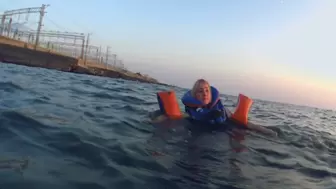 Alla swims in the sea and wears a rare inflatable vest and inflatable armbands Snorke Pro!!!