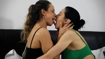 Kissing my friend Vitoria with passion and ardor (FULL VIDEO)