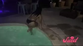 Jasmine takes a midnight dip in the pool - Jasmine SweetArabic Beurette video
