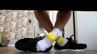 White socks with a yellow heel play with men shoes MP4