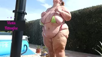 VT Outdoor Shower in tiny green Bikini