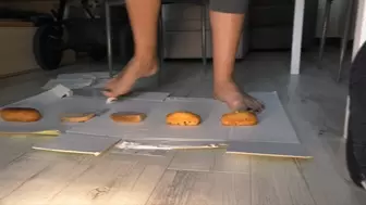 Italiann girlfriend - snacks crush barefeet cake crush fetish big feet