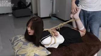 xy007-Girl in Japanese sailor suit is bound by rope and scratches her feet