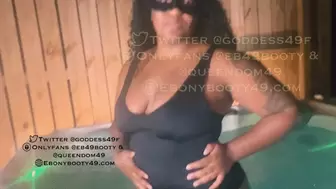 Sexy ebony farting in hottub COMP
